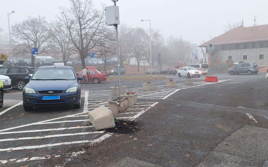 Nem kímélik az új virágládákat a szabálytalan járművezetők